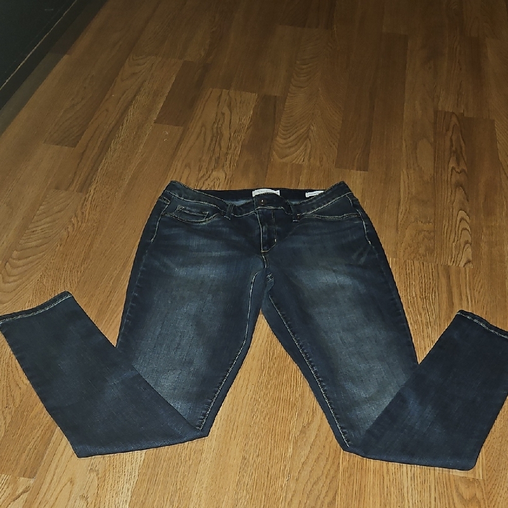 Blue Skinny Jeans with Subtle Fading and Comfortable Fit